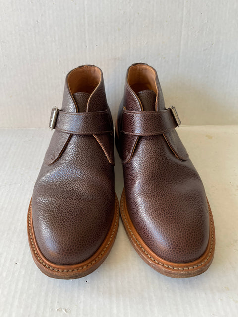  BROWN PEBBLE GRAIN LEATHER BUCKLE CHUKA. SIZE 9.5US.